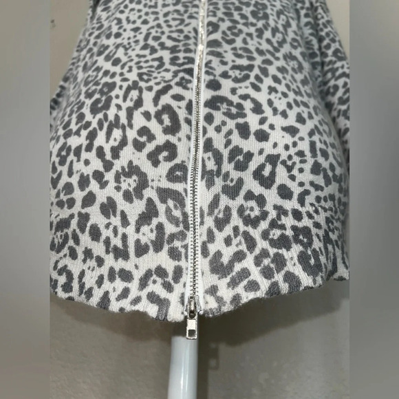 OLIVACEOUS women’s animal print top - Picture 5 of 8